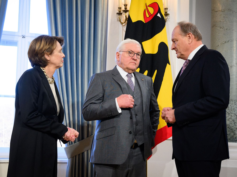Bundespräsident Frank-Walter Steinmeier (M.) und seine Frau Elke Büdenbender (l.) begrüßen Joachim Rukwied, Präsident des Deutschen Bauernverbandes. - Foto: Bernd von Jutrczenka/dpa