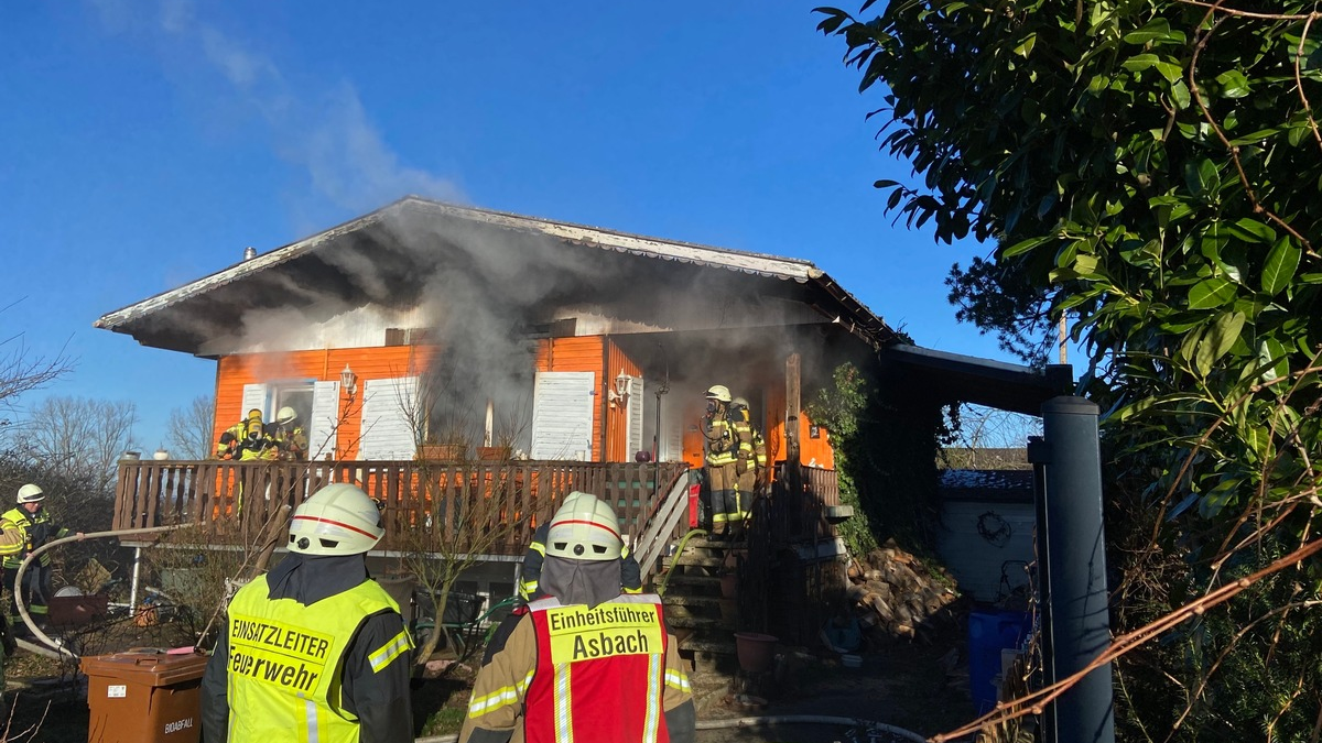 FW VG Asbach: Gebäudebrand in Asbach-Löhe - Foto: presseportal.de
