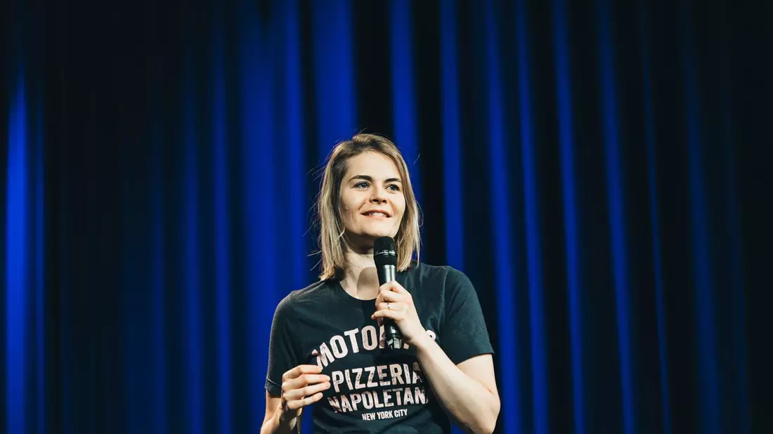 Hazel Brugger: Kennen Sie diese Frau?: Die Schweizer Comedienne präsentiert ihr Soloprogramm in 3sat - Bild: presseportal.de