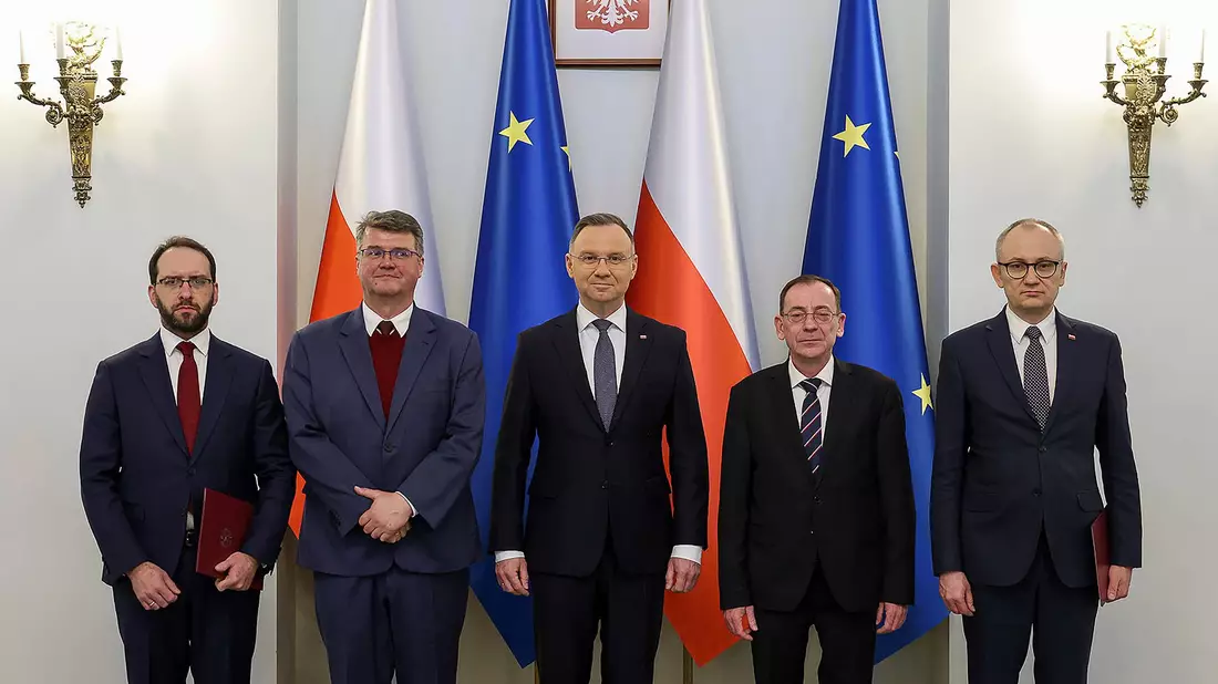 Präsident Andrzej Duda (M.) posiert mit den verurteilten Pis-Politikern Maciej Wasik (2.v.l) und Mariusz Kaminski (2.v.r) im Präsidentenpalast. - Bild: President Palace/Jakub Szymczuk/AP/dpa