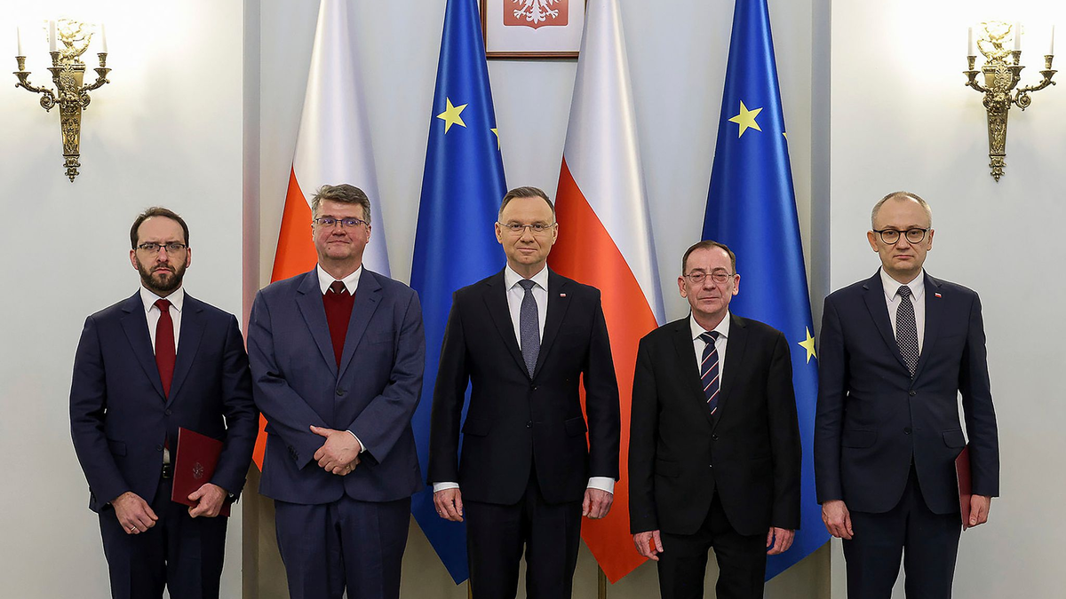 Präsident Andrzej Duda (M.) posiert mit den verurteilten Pis-Politikern Maciej Wasik (2.v.l) und Mariusz Kaminski (2.v.r) im Präsidentenpalast. - Foto: President Palace/Jakub Szymczuk/AP/dpa