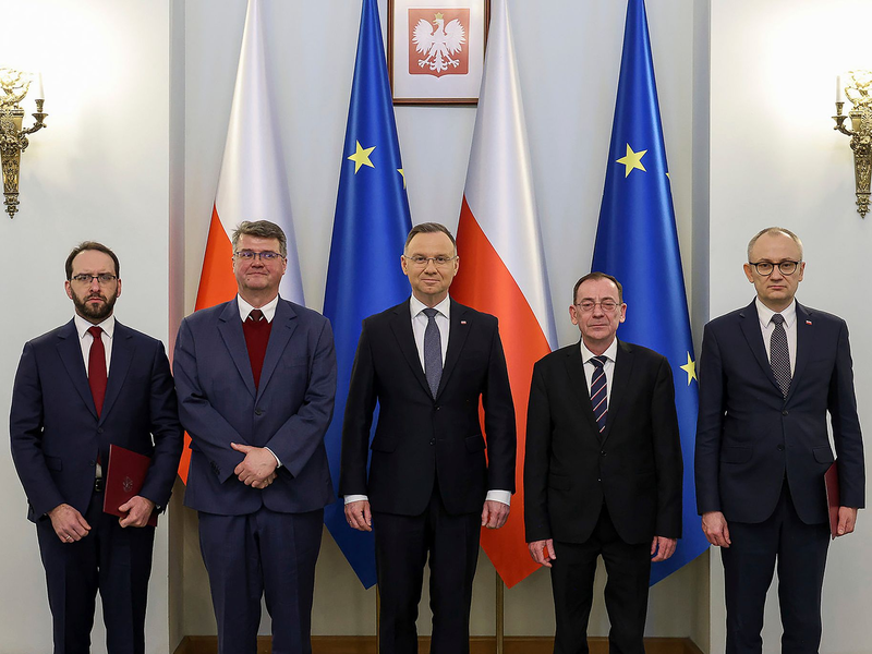 Präsident Andrzej Duda (M.) posiert mit den verurteilten Pis-Politikern Maciej Wasik (2.v.l) und Mariusz Kaminski (2.v.r) im Präsidentenpalast. - Foto: President Palace/Jakub Szymczuk/AP/dpa