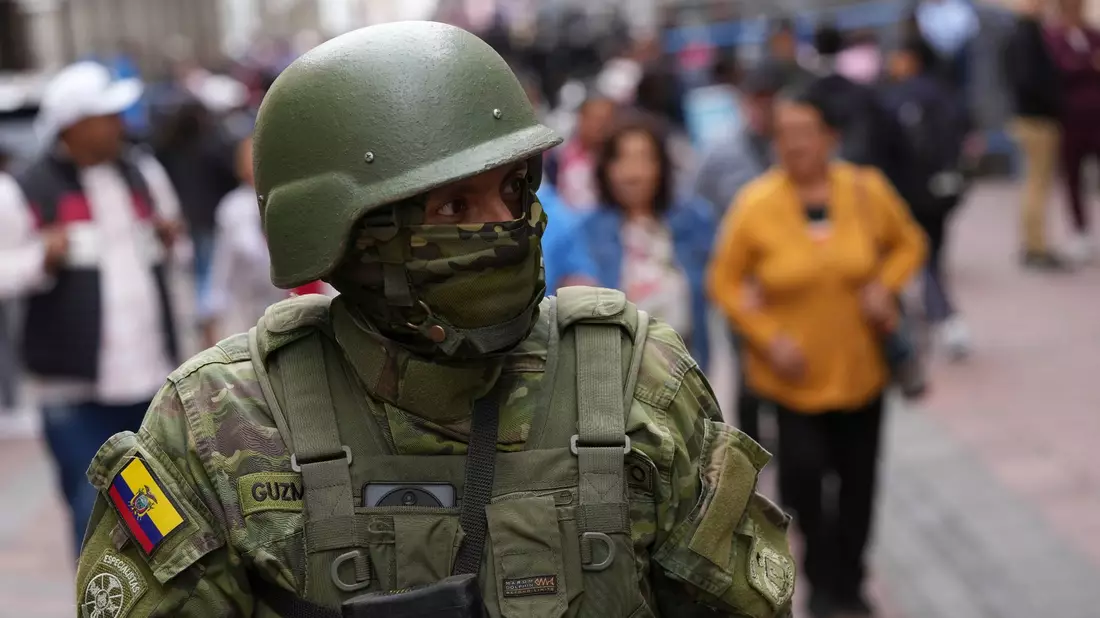 Sicherheitsmaßnahmen in Quito: Soldaten patrouillieren vor dem Regierungspalast. - Bild: Dolores Ochoa/AP/dpa