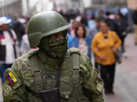 Sicherheitsmaßnahmen in Quito: Soldaten patrouillieren vor dem Regierungspalast. - Foto: Dolores Ochoa/AP/dpa