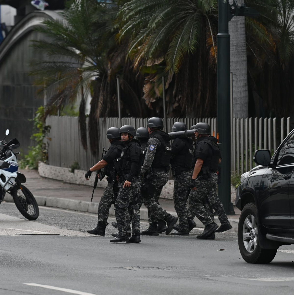 Soldaten am Fernsehsender TC, in den Bewaffnete während einer Live-Übertragung eingedrungen sind. - Foto: Stringer/dpa