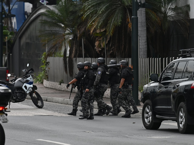 Streitkräfte sind in der Nähe des Fernsehsenders TC Televisión im Einsatz, nachdem Bewaffnete während einer Live-Übertragung in die Räumlichkeiten eingedrungen sind. - Foto: Stringer/dpa