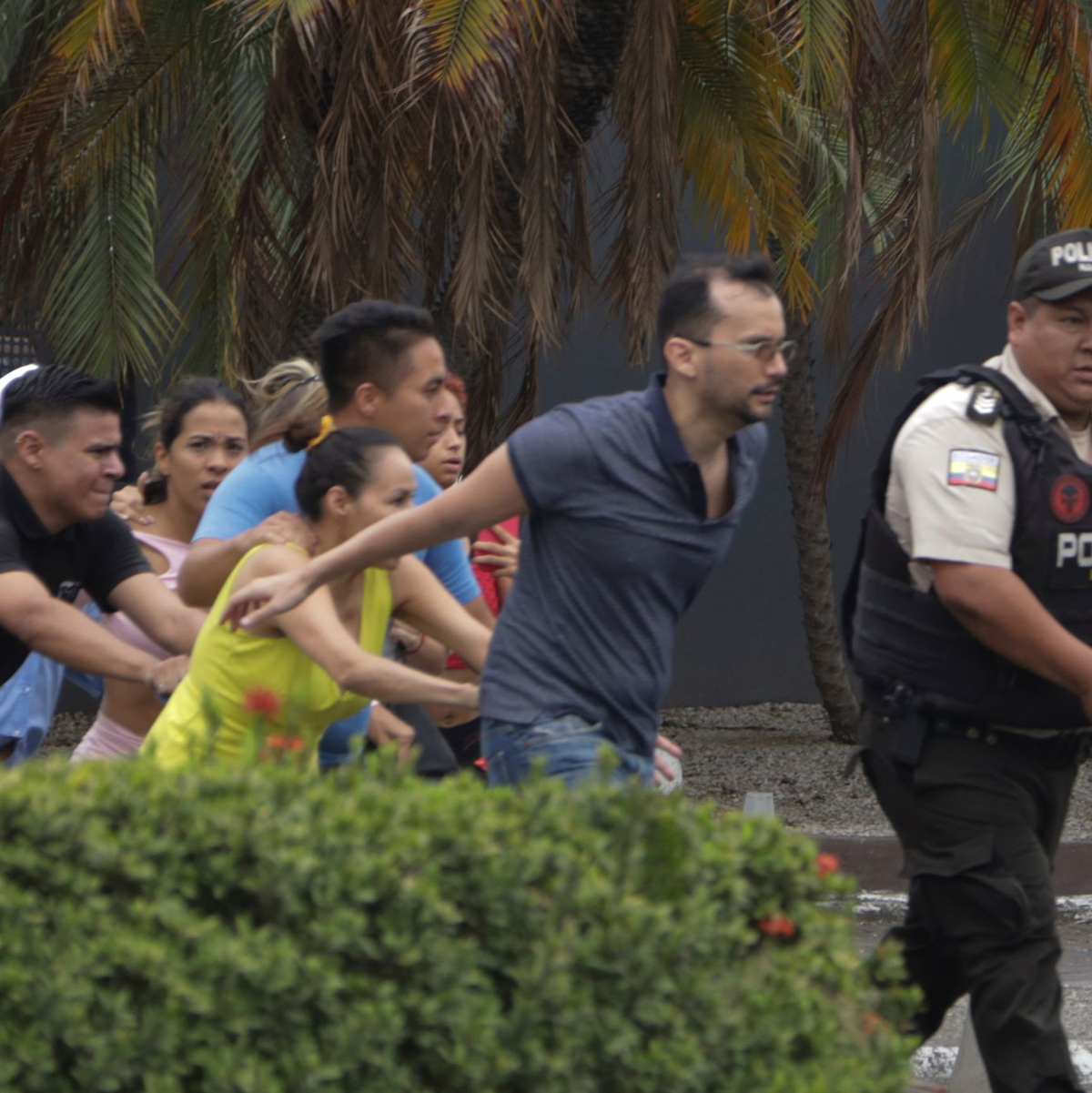 Die Polizei führt Mitarbeiter des Fernsehsenders TC in Guayaquil aus dem Gebäude. - Foto: Cesar Munoz/AP