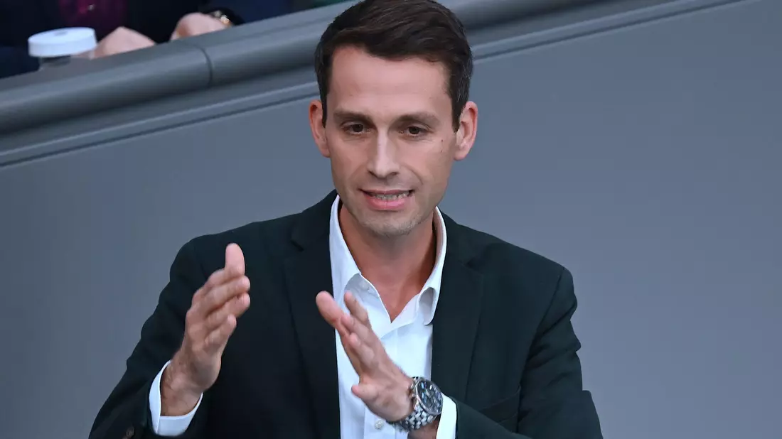Grünen-Politiker Andreas Audretsch hat eine genaue Prüfung der geplanten Bürgergeld-Verschärfungen im parlamentarischen Verfahren angekündigt (Archivbild). - Bild: Britta Pedersen/dpa