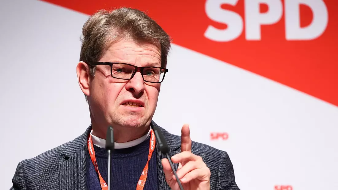 SPD-Politiker Ralf Stegner hat die geplanten Sanktionsmöglichkeiten beim Bürgergeld verteidigt (Archivbild). - Bild: Christian Charisius/dpa