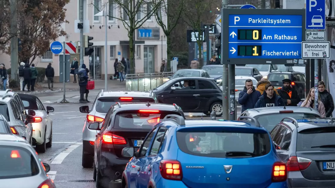 Laut Gewerkschaften und Verbänden soll bei der Verkehrswende Tempo gemacht werden. - Bild: Stefan Puchner/dpa