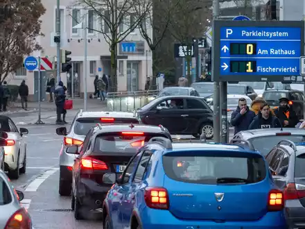 Laut Gewerkschaften und Verbänden soll bei der Verkehrswende Tempo gemacht werden. - Foto: Stefan Puchner/dpa