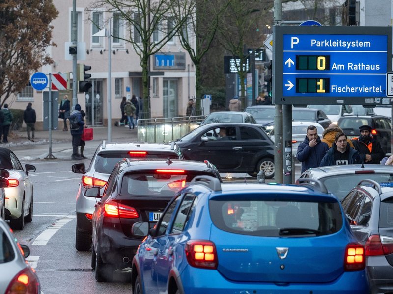 Laut Gewerkschaften und Verbänden soll bei der Verkehrswende Tempo gemacht werden. - Foto: Stefan Puchner/dpa