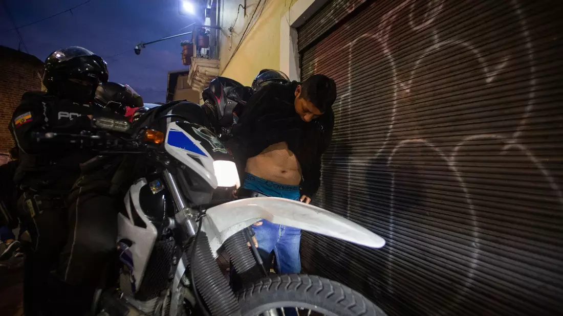 Angesichts der eskalierenden Bandengewalt in Ecuador hat Präsident Noboa die Auseinandersetzungen zwischen kriminellen Gangs und Sicherheitskräften als internen bewaffneten Konflikt deklariert. Die Streitkräfte würden angewiesen, Einsätze gegen rund 20 kriminelle Organisationen durchzuführen. - Bild: Juan Diego Montenegro/dpa
