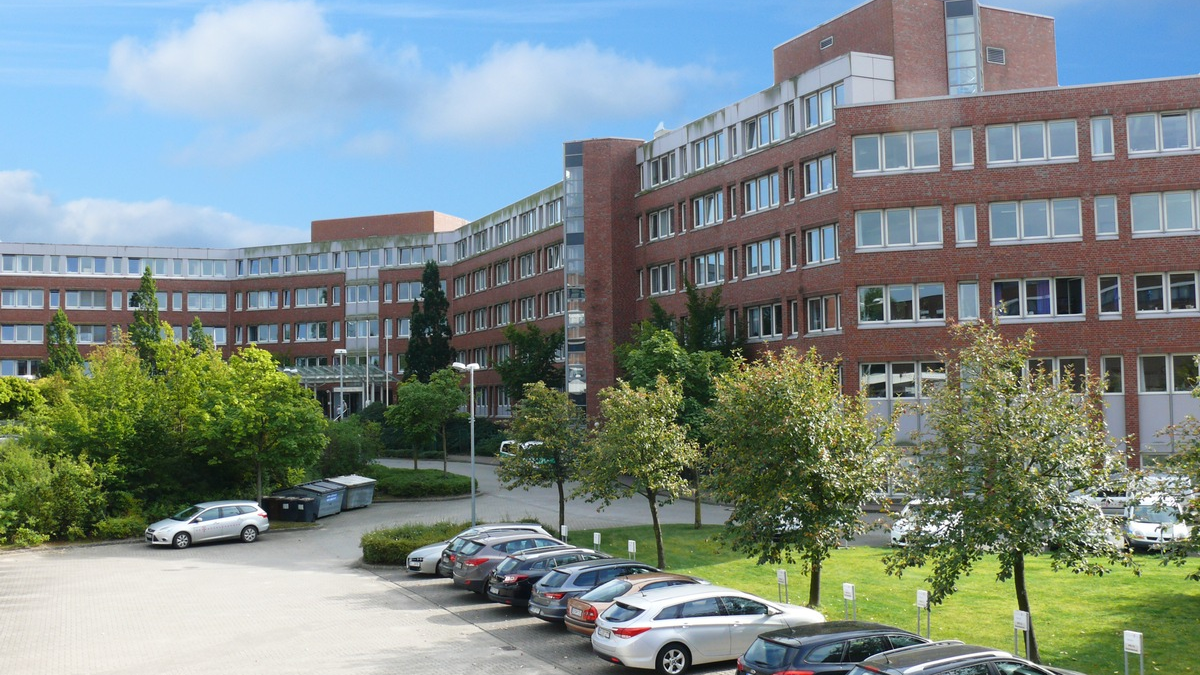 HZA-KI: Medieneinladung: Aufgriff von mehr als 20 Millionen Zigaretten am Lübecker Skandinavienkai durch das Hauptzollamt Kiel - Foto: presseportal.de