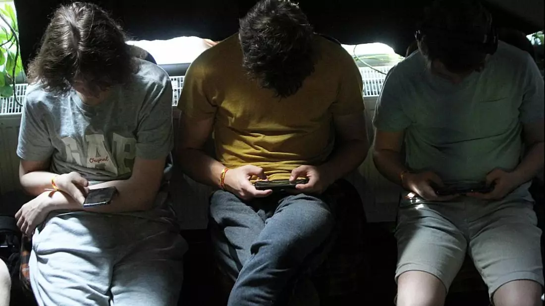 Junge Leute mit Smartphones (Archiv) - Bild: über dts Nachrichtenagentur