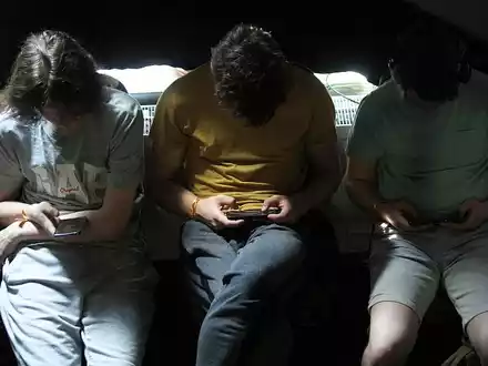 Junge Leute mit Smartphones (Archiv) - Foto: über dts Nachrichtenagentur