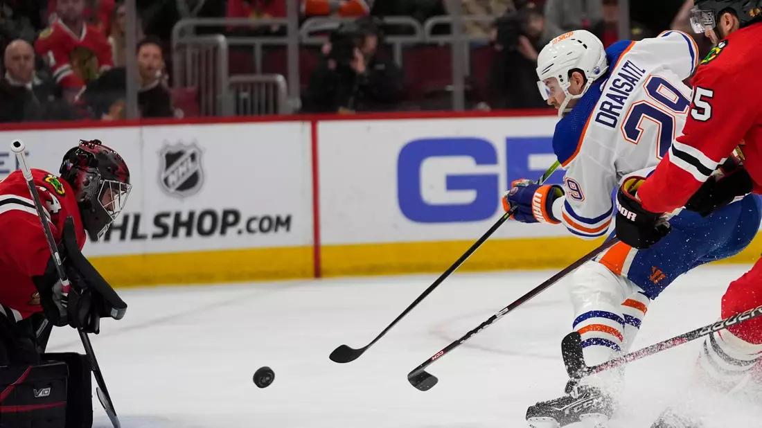 Edmontons Leon Draisaitl (29) scheitert an Torwart Petr Mrazek von den Chicago Blackhawks. - Bild: Erin Hooley/AP
