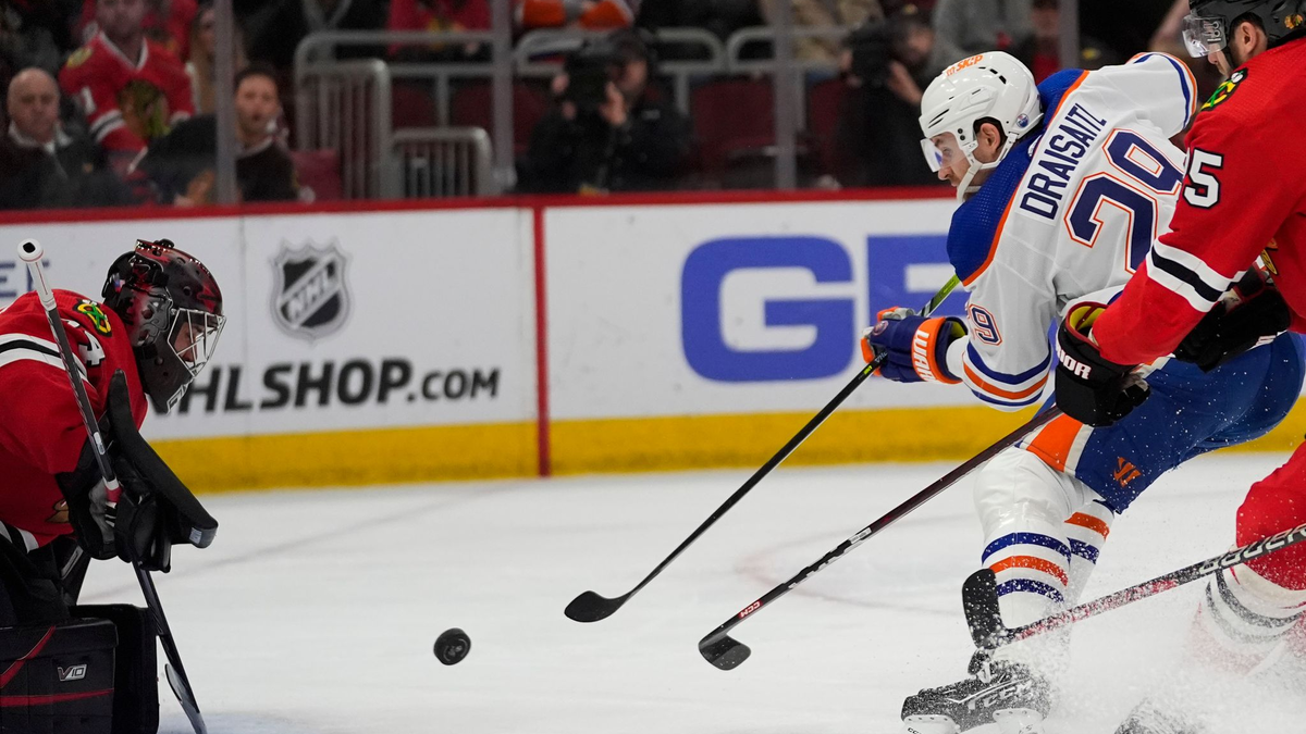 Edmontons Leon Draisaitl (29) scheitert an Torwart Petr Mrazek von den Chicago Blackhawks. - Foto: Erin Hooley/AP
