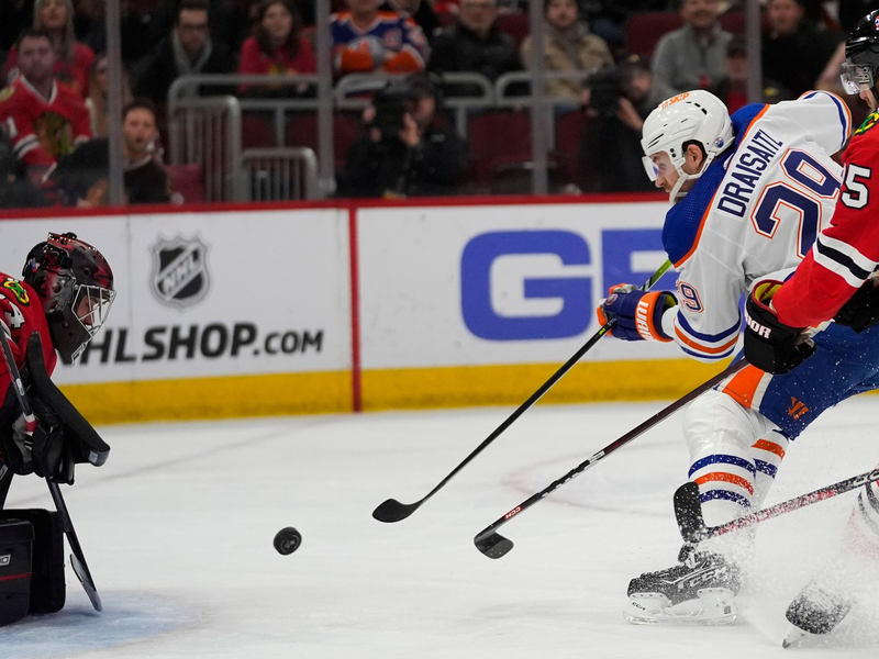 Edmontons Leon Draisaitl (29) scheitert an Torwart Petr Mrazek von den Chicago Blackhawks. - Foto: Erin Hooley/AP