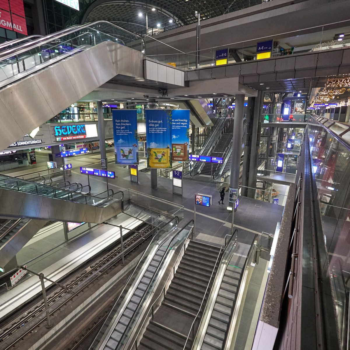 Der Berliner Hauptbahnhof ist menschenleer. - Foto: Joerg Carstensen/dpa