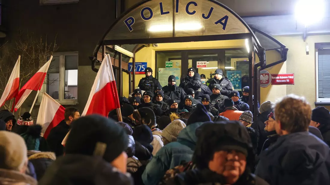 Anhänger der Partei Recht und Gerechtigkeit (PiS) protestieren gegen die Festnahme der beiden Abgeordneten. - Bild: Rafal Guz/PAP/dpa