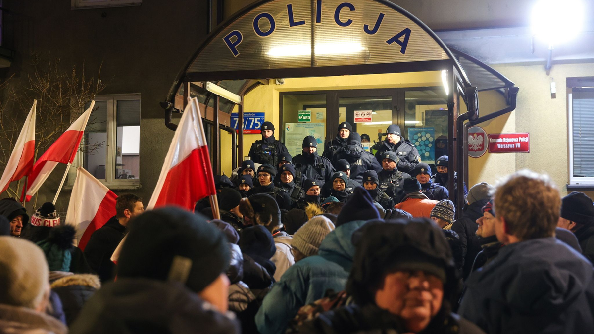 Anhänger der Partei Recht und Gerechtigkeit (PiS) protestieren gegen die Festnahme der beiden Abgeordneten. - Foto: Rafal Guz/PAP/dpa