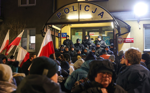 Anhänger der Partei Recht und Gerechtigkeit (PiS) protestieren gegen die Festnahme der beiden Abgeordneten. - Foto: Rafal Guz/PAP/dpa
