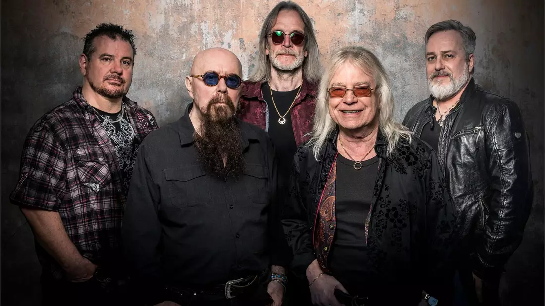 Tony Clarkin (zweiter von links) gründete in den 70er-Jahren mit Bob Catley (zweiter von rechts) die britische Rockband Magnum. Nun starb Clarkin nach kurzer Krankheit im Alter von 77 Jahren. - Bild: Rob Barrow/Oktober Promotion/dpa
