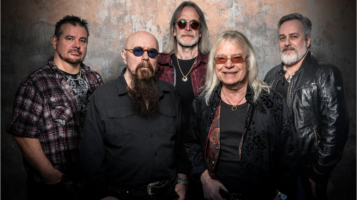 Tony Clarkin (zweiter von links) gründete in den 70er-Jahren mit Bob Catley (zweiter von rechts) die britische Rockband Magnum. Nun starb Clarkin nach kurzer Krankheit im Alter von 77 Jahren. - Foto: Rob Barrow/Oktober Promotion/dpa