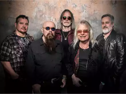 Tony Clarkin (zweiter von links) gründete in den 70er-Jahren mit Bob Catley (zweiter von rechts) die britische Rockband Magnum. Nun starb Clarkin nach kurzer Krankheit im Alter von 77 Jahren. - Foto: Rob Barrow/Oktober Promotion/dpa