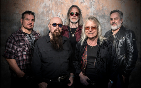 Tony Clarkin (zweiter von links) grĂŒndete in den 70er-Jahren mit Bob Catley (zweiter von rechts) die britische Rockband Magnum. Nun starb Clarkin nach kurzer Krankheit im Alter von 77 Jahren. - Foto: Rob Barrow/Oktober Promotion/dpa Tony Clarkin (zweiter von links) grĂŒndete in den 70er-Jahren mit Bob Catley (zweiter von rechts) die britische Rockband Magnum. Nun starb Clarkin nach kurzer Krankheit im Alter von 77 Jahren. - Foto: Rob Barrow/Oktober Promotion/dpa