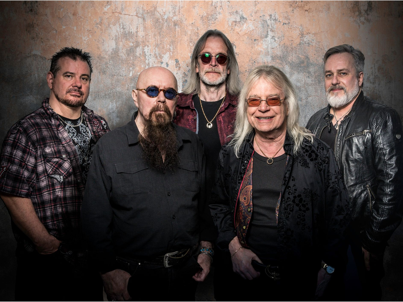 Tony Clarkin (zweiter von links) gründete in den 70er-Jahren mit Bob Catley (zweiter von rechts) die britische Rockband Magnum. Nun starb Clarkin nach kurzer Krankheit im Alter von 77 Jahren. - Foto: Rob Barrow/Oktober Promotion/dpa