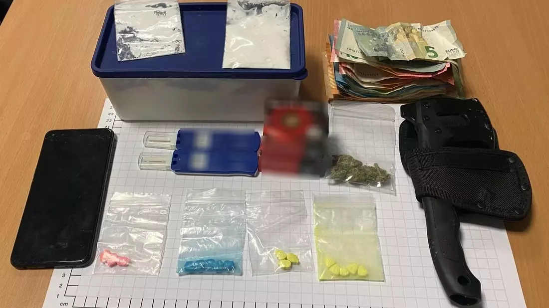 BPOL NRW: Bunter Strauß an Drogen - Bundespolizei nimmt mutmaßlichen Drogendealer fest - Bild: presseportal.de
