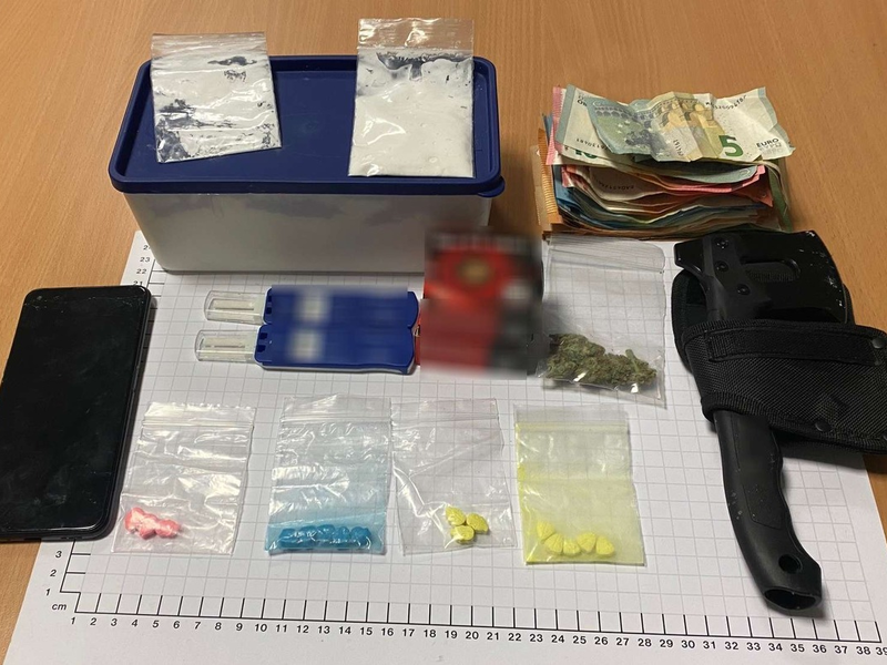 BPOL NRW: Bunter Strauß an Drogen - Bundespolizei nimmt mutmaßlichen Drogendealer fest - Foto: presseportal.de