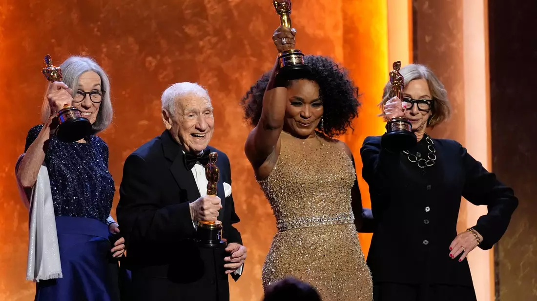 Carol Littleton (l-r), Mel Brooks, Angela Bassett und Michelle Satter präsentieren ihre Ehren-Oscars. - Bild: Chris Pizzello/Invision/AP/dpa