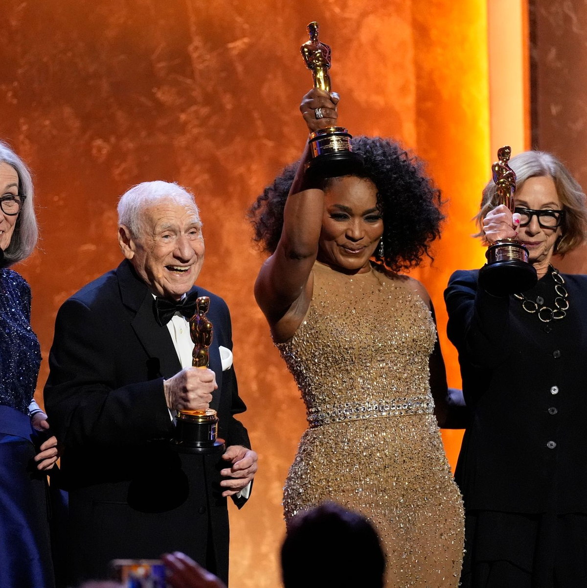 Carol Littleton (l-r), Mel Brooks, Angela Bassett und Michelle Satter präsentieren ihre Ehren-Oscars. - Foto: Chris Pizzello/Invision/AP/dpa
