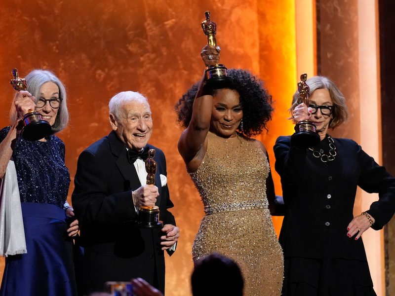 Carol Littleton (l-r), Mel Brooks, Angela Bassett und Michelle Satter präsentieren ihre Ehren-Oscars. - Foto: Chris Pizzello/Invision/AP/dpa