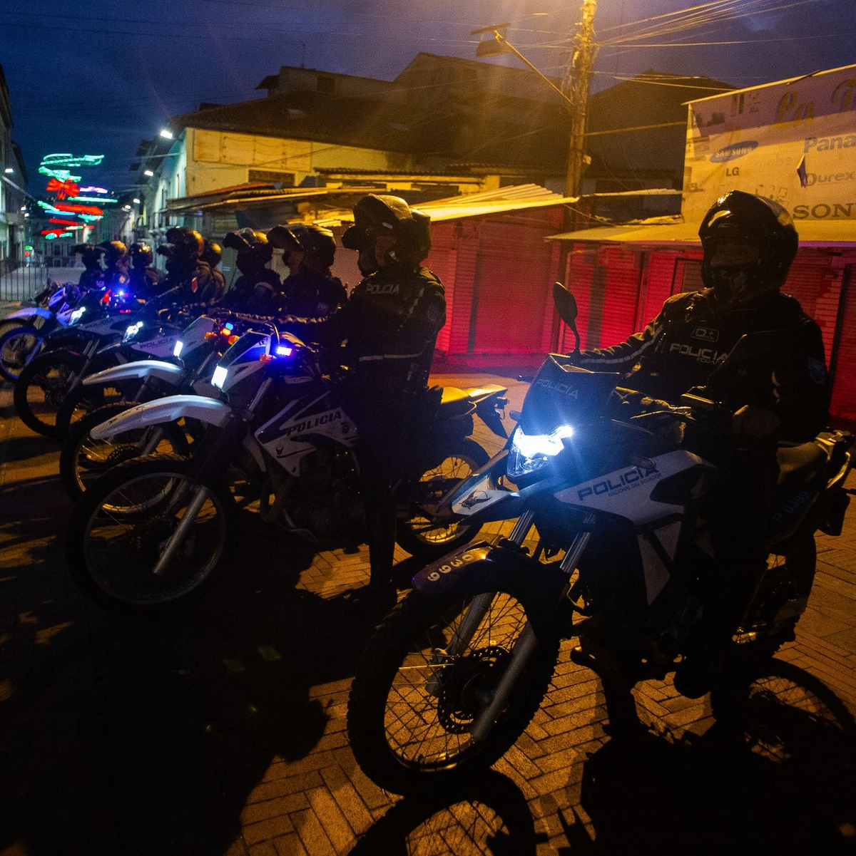 Die Polizei zeigt Präsenz auf den Straßen der Hauptstadt. - Foto: Juan Diego Montenegro/dpa