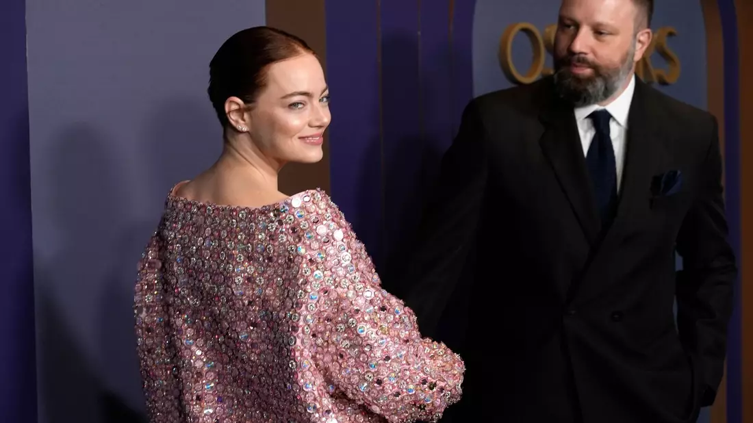 Golden-Globes-Gewinner: Emma Stone und Yorgos Lanthimos haben zusammen 
das Fantasy-Märchen «Poor Things» gedreht. - Bild: Chris Pizzello/Invision/AP/dpa