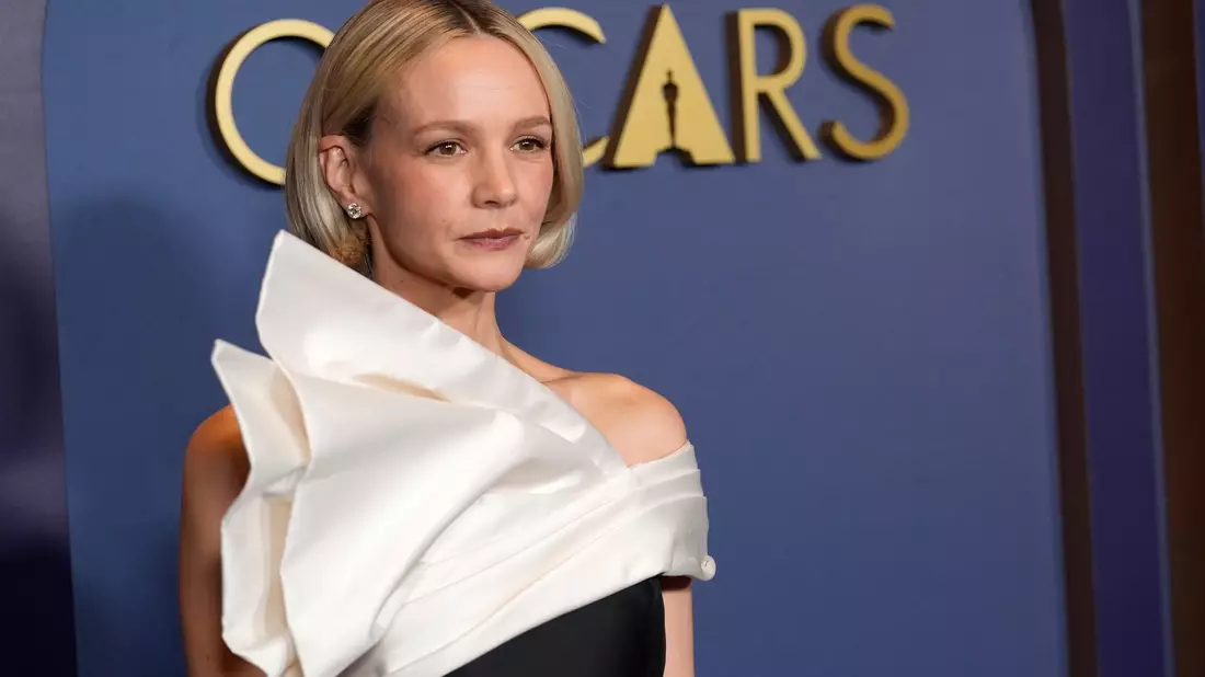 Carey Mulligan hat sich für ein schwarz-weißes Outfit des französischen Labels Céline entschieden. - Bild: Chris Pizzello/Invision/AP/dpa
