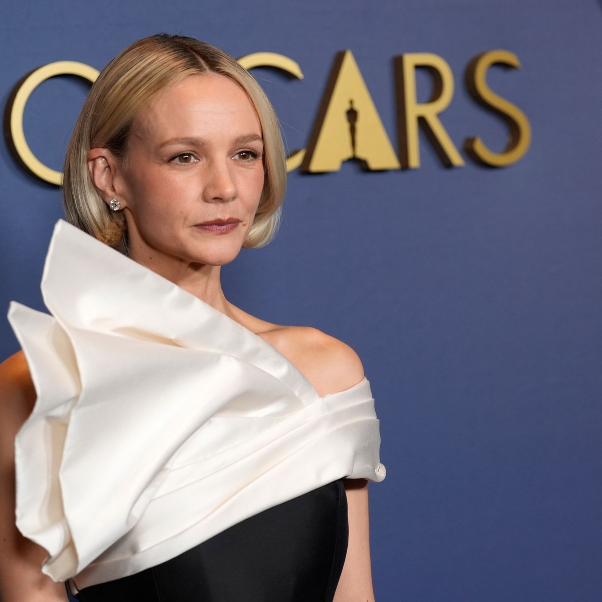 Carey Mulligan hat sich für ein schwarz-weißes Outfit des französischen Labels Céline entschieden. - Foto: Chris Pizzello/Invision/AP/dpa