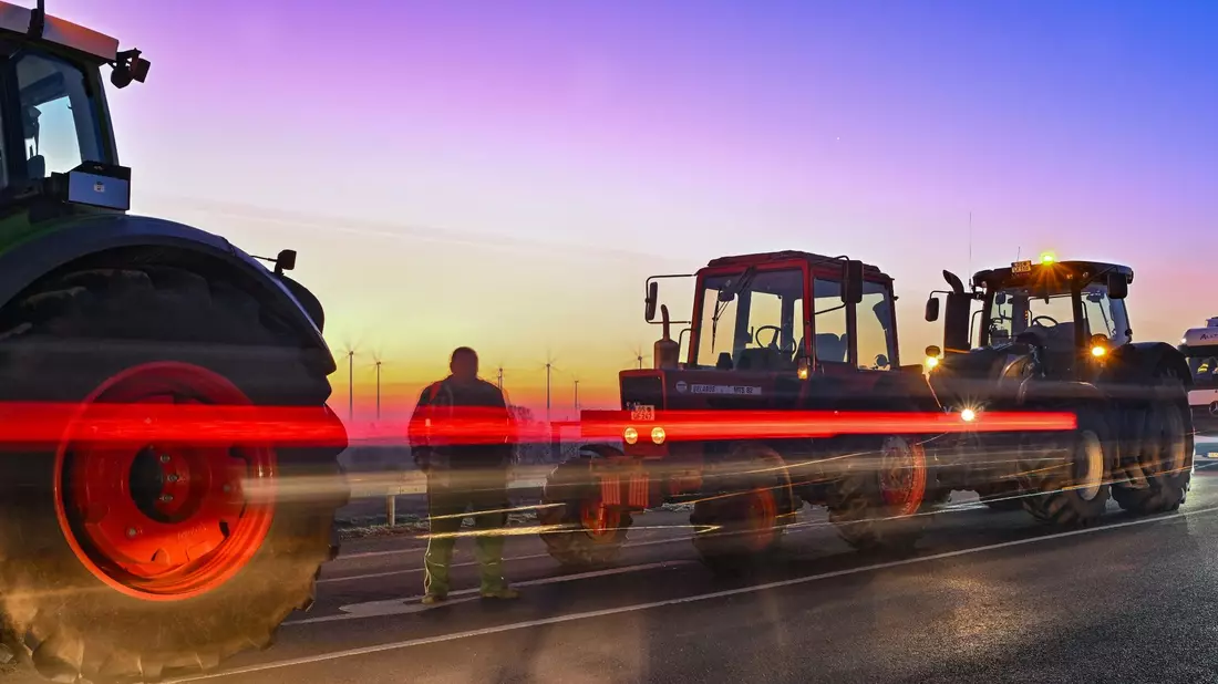 Landwirte blockieren mit ihren Fahrzeugen bei Jacobsdorf (Brandenburg) die Auffahrt auf die Autobahn A12 in Richtung Berlin. - Bild: Patrick Pleul/dpa
