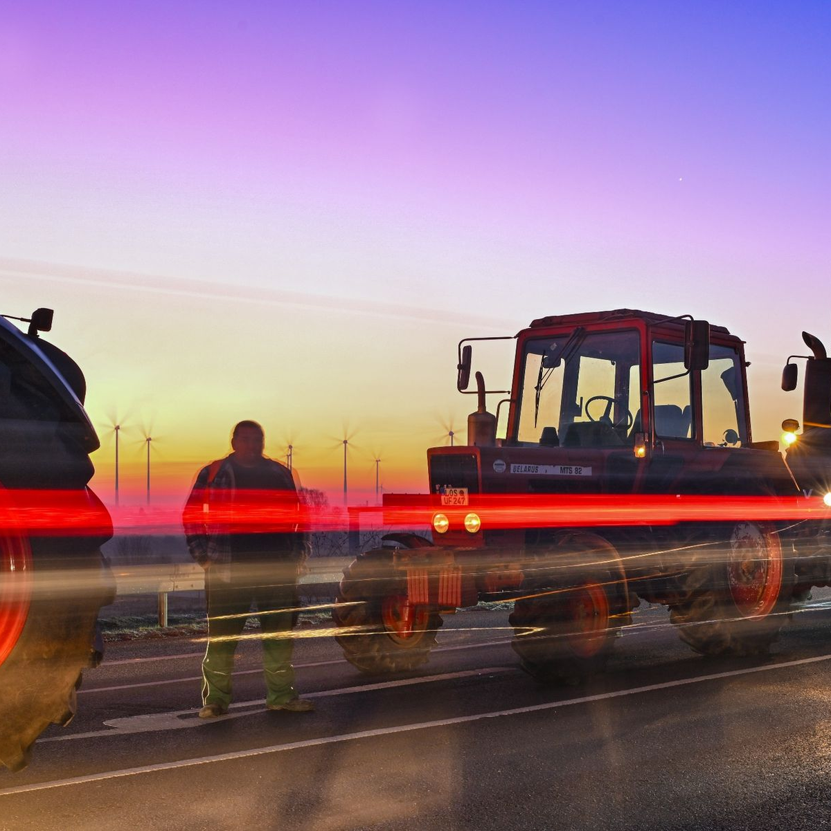 Landwirte blockieren mit ihren Fahrzeugen bei Jacobsdorf (Brandenburg) die Auffahrt auf die Autobahn A12 in Richtung Berlin. - Foto: Patrick Pleul/dpa