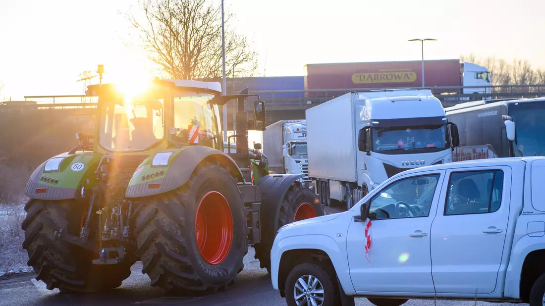 Ein Traktor blockiert die A2-Autobahnauffahrt Magdeburg-Rothensee in Richtung Hannover. - Bild: Klaus-Dietmar Gabbert/dpa