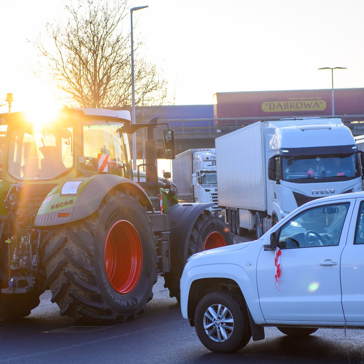 Ein Traktor blockiert die A2-Autobahnauffahrt Magdeburg-Rothensee in Richtung Hannover. - Foto: Klaus-Dietmar Gabbert/dpa