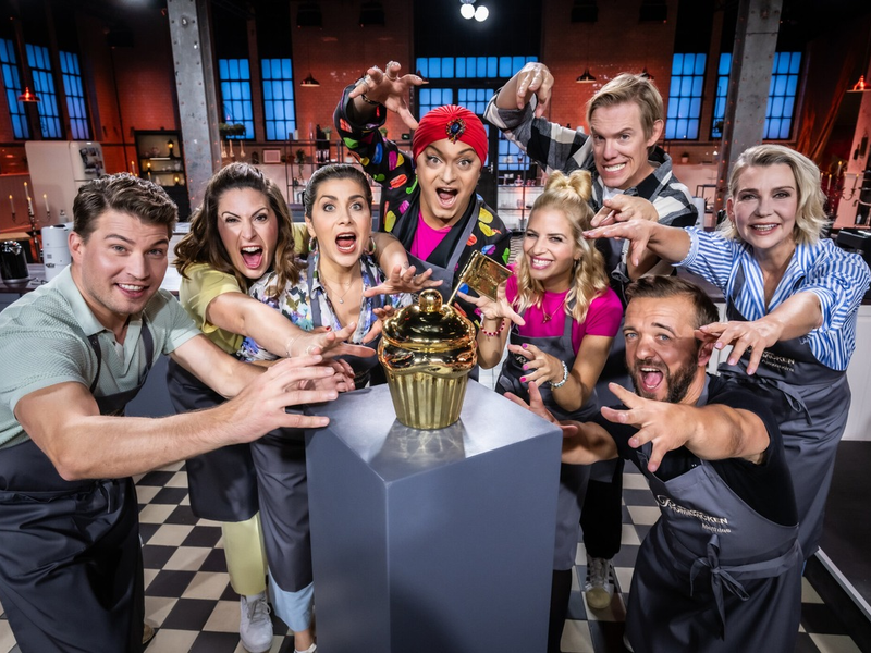 Raúl Richter Madita van Hülsen Panagiota Petridou Julian F.M. Stoeckel Susan Sideropoulos Simon Gosejohann Mathias Mester Alexandra Rietz Das große Promibacken - Foto: SAT.1/Claudius Pflug, presseportal.de