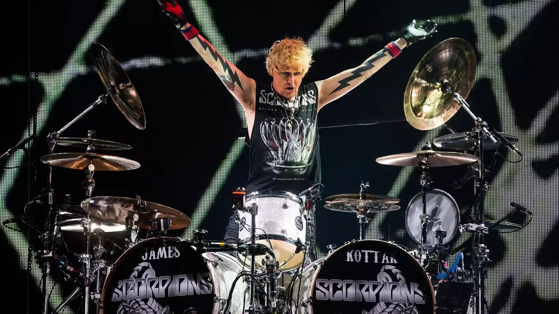 James Kottak bei einem Auftritt der Scorpions in Paris (2015). - Bild: Etienne Laurent/EPA/dpa