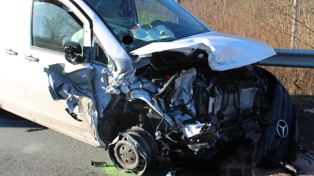 POL-MI: Zwei Personen bei Zusammenstoß verletzt - Foto: presseportal.de