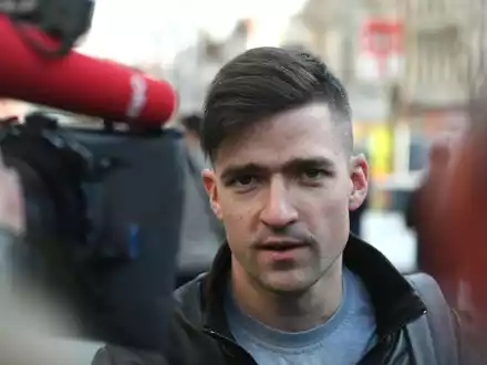 Martin Sellner ist der frühere Kopf der rechtsextremen Identitären Bewegung in Österreich. - Foto: Georg Hochmuth/APA/dpa