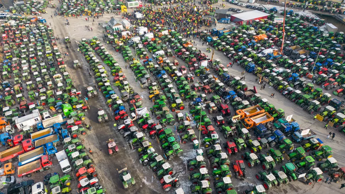 Mit hunderten Traktoren nehmen Landwirte an einer Kundgebung in Augsburg teil. - Bild: Peter Kneffel/dpa